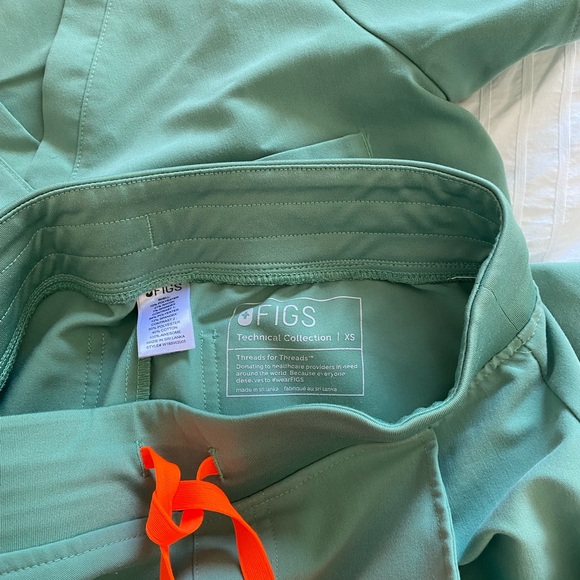 FIGS Scrub Set - Picture 4 of 4